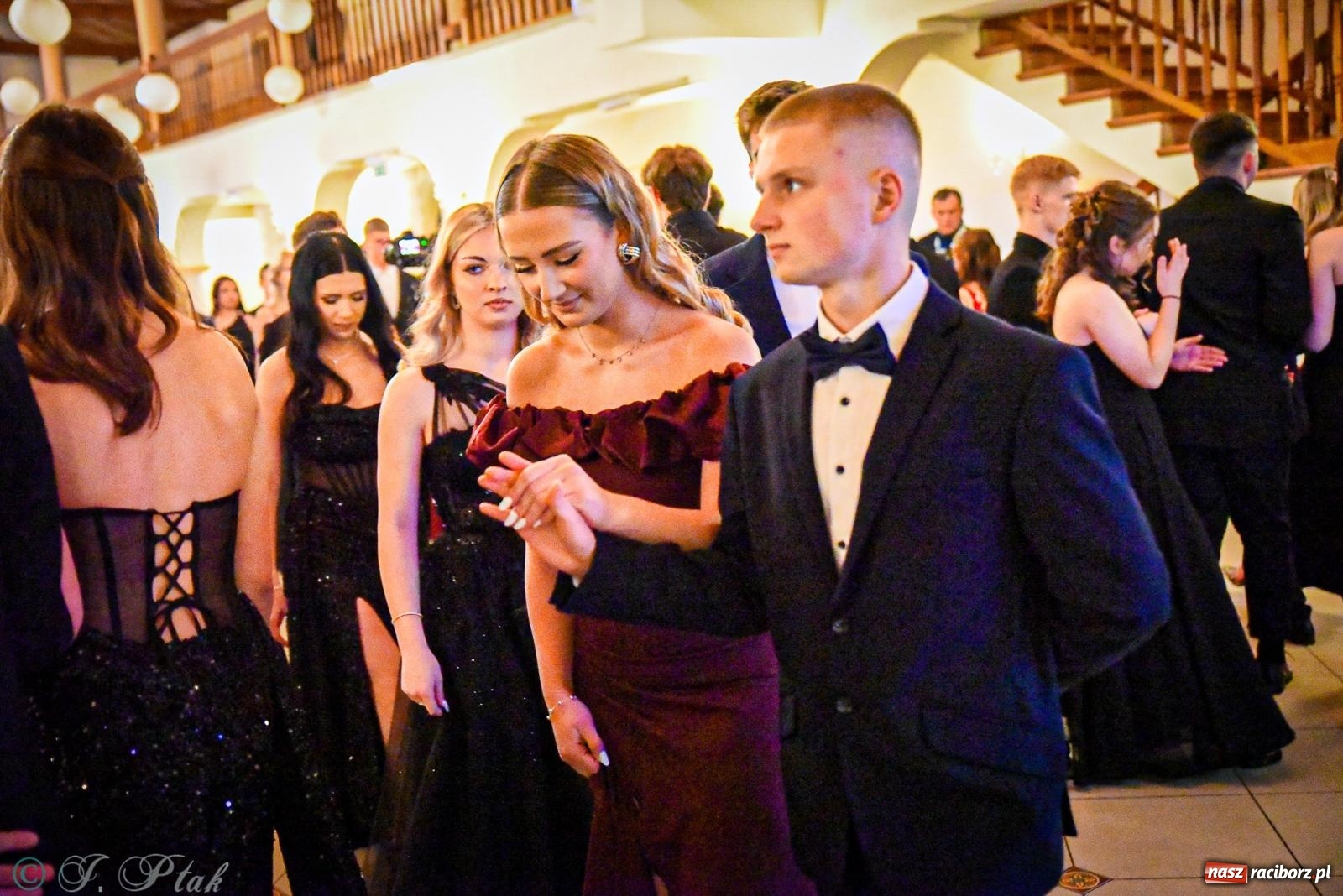 Zdjęcie w galerii na portalu naszraciborz.pl: Poloneza czas zacząć! Studniówka ZSOMS w Raciborzu [FOTO i WIDEO] wiadomości z regionu