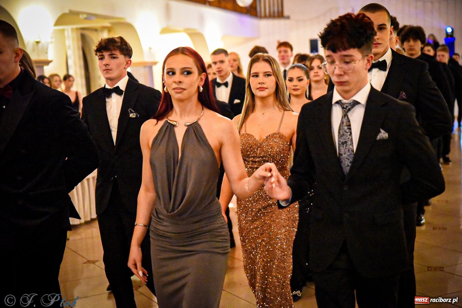 Zdjęcie w galerii na portalu naszraciborz.pl: Poloneza czas zacząć! Studniówka ZSOMS w Raciborzu [FOTO i WIDEO] wiadomości z regionu