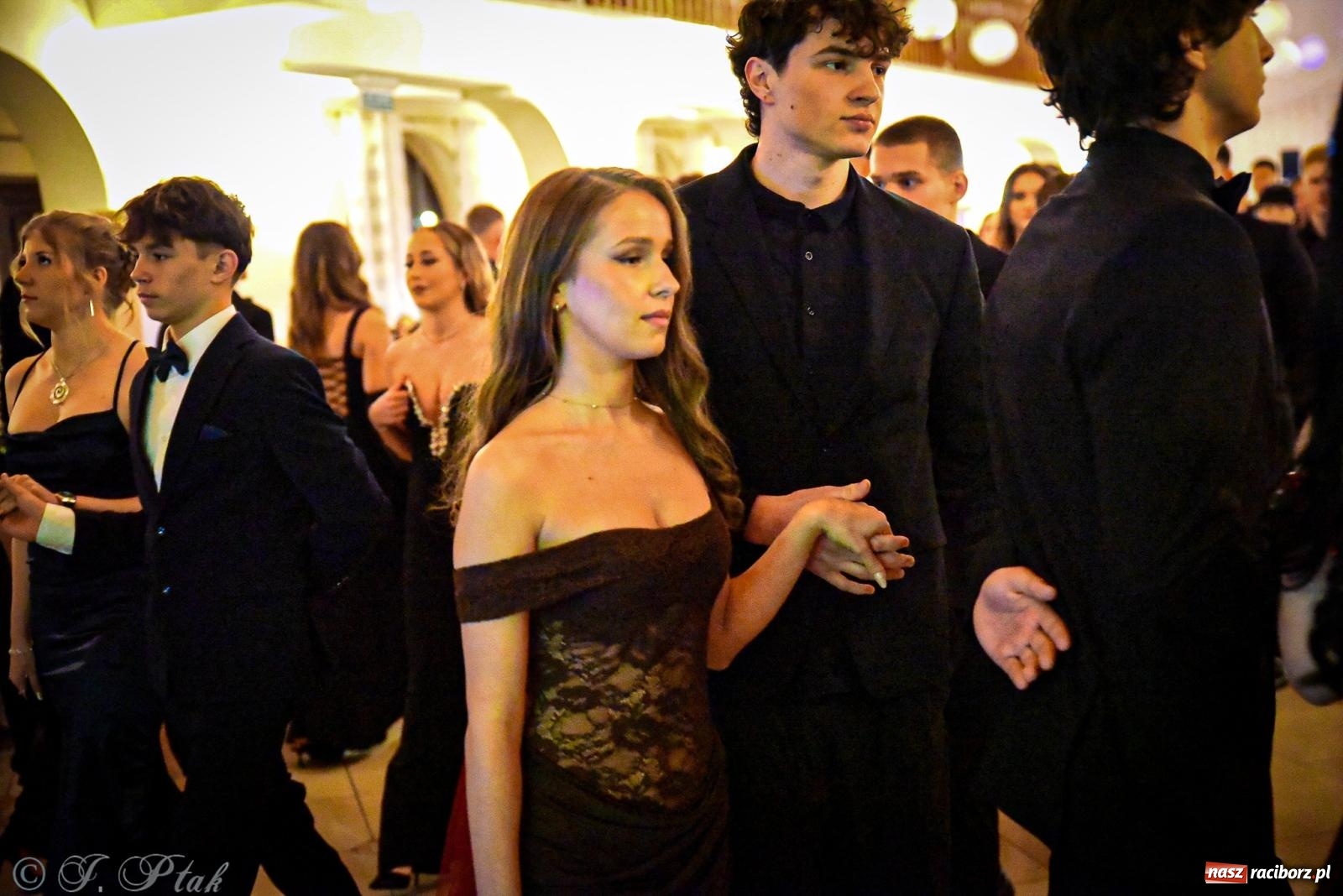 Zdjęcie w galerii na portalu naszraciborz.pl: Poloneza czas zacząć! Studniówka ZSOMS w Raciborzu [FOTO i WIDEO] wiadomości z regionu