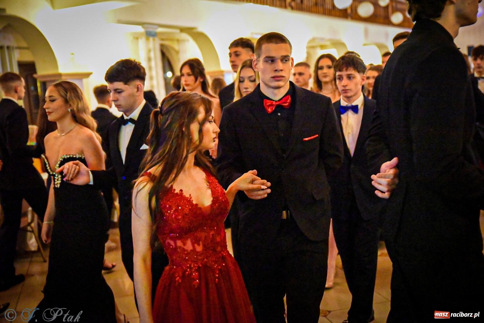 Zdjęcie w galerii na portalu naszraciborz.pl: Poloneza czas zacząć! Studniówka ZSOMS w Raciborzu [FOTO i WIDEO] wiadomości z regionu