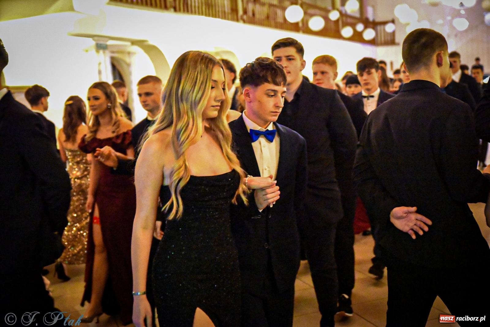 Zdjęcie w galerii na portalu naszraciborz.pl: Poloneza czas zacząć! Studniówka ZSOMS w Raciborzu [FOTO i WIDEO] wiadomości z regionu