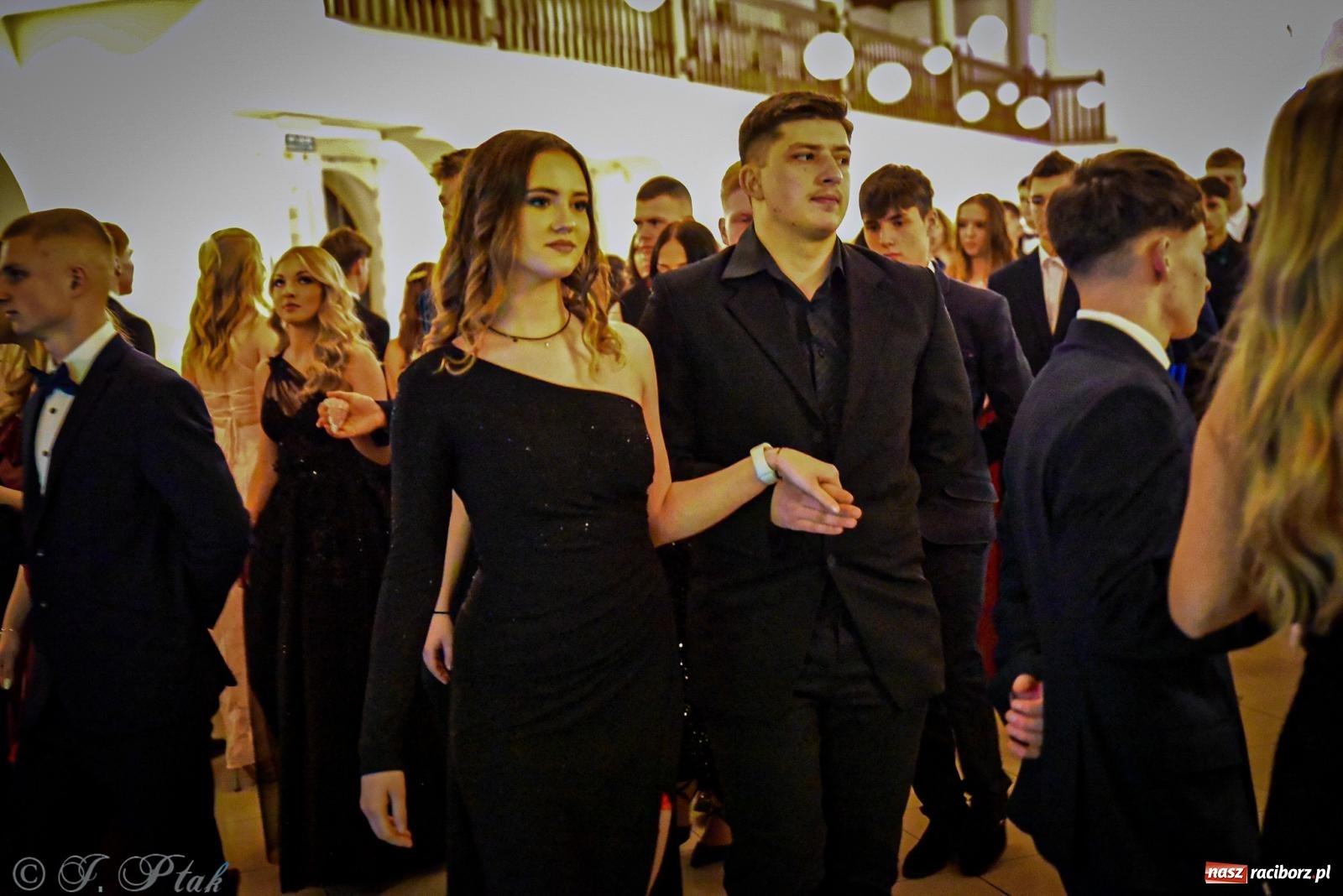 Zdjęcie w galerii na portalu naszraciborz.pl: Poloneza czas zacząć! Studniówka ZSOMS w Raciborzu [FOTO i WIDEO] wiadomości z regionu