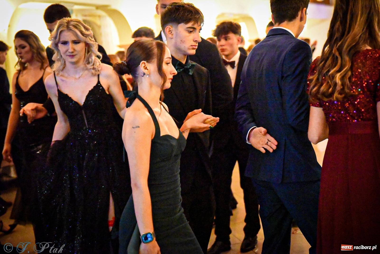 Zdjęcie w galerii na portalu naszraciborz.pl: Poloneza czas zacząć! Studniówka ZSOMS w Raciborzu [FOTO i WIDEO] wiadomości z regionu