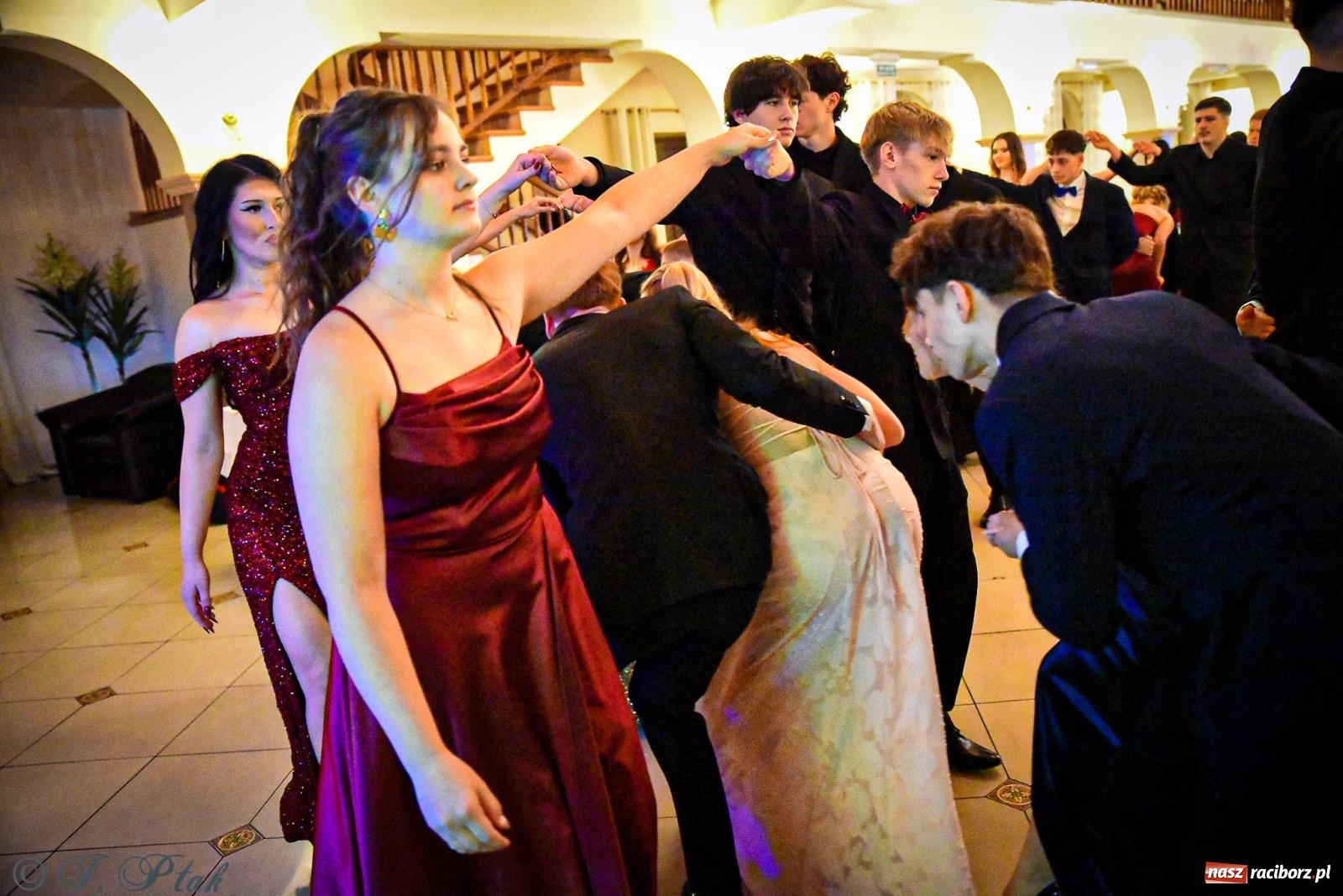 Zdjęcie w galerii na portalu naszraciborz.pl: Poloneza czas zacząć! Studniówka ZSOMS w Raciborzu [FOTO i WIDEO] wiadomości z regionu