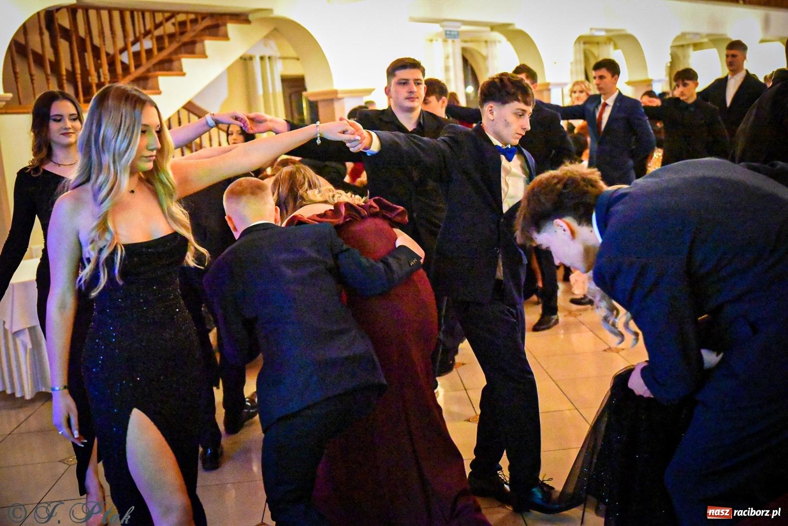 Zdjęcie w galerii na portalu naszraciborz.pl: Poloneza czas zacząć! Studniówka ZSOMS w Raciborzu [FOTO i WIDEO] wiadomości z regionu