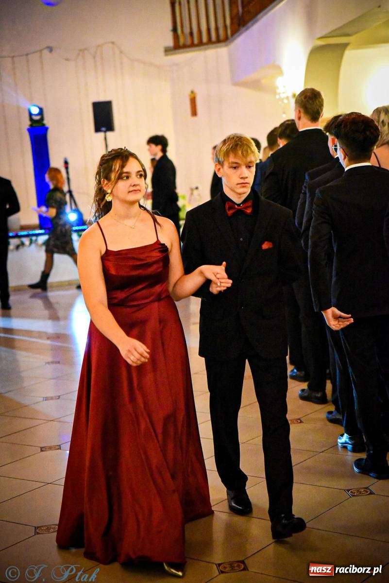 Zdjęcie w galerii na portalu naszraciborz.pl: Poloneza czas zacząć! Studniówka ZSOMS w Raciborzu [FOTO i WIDEO] wiadomości z regionu