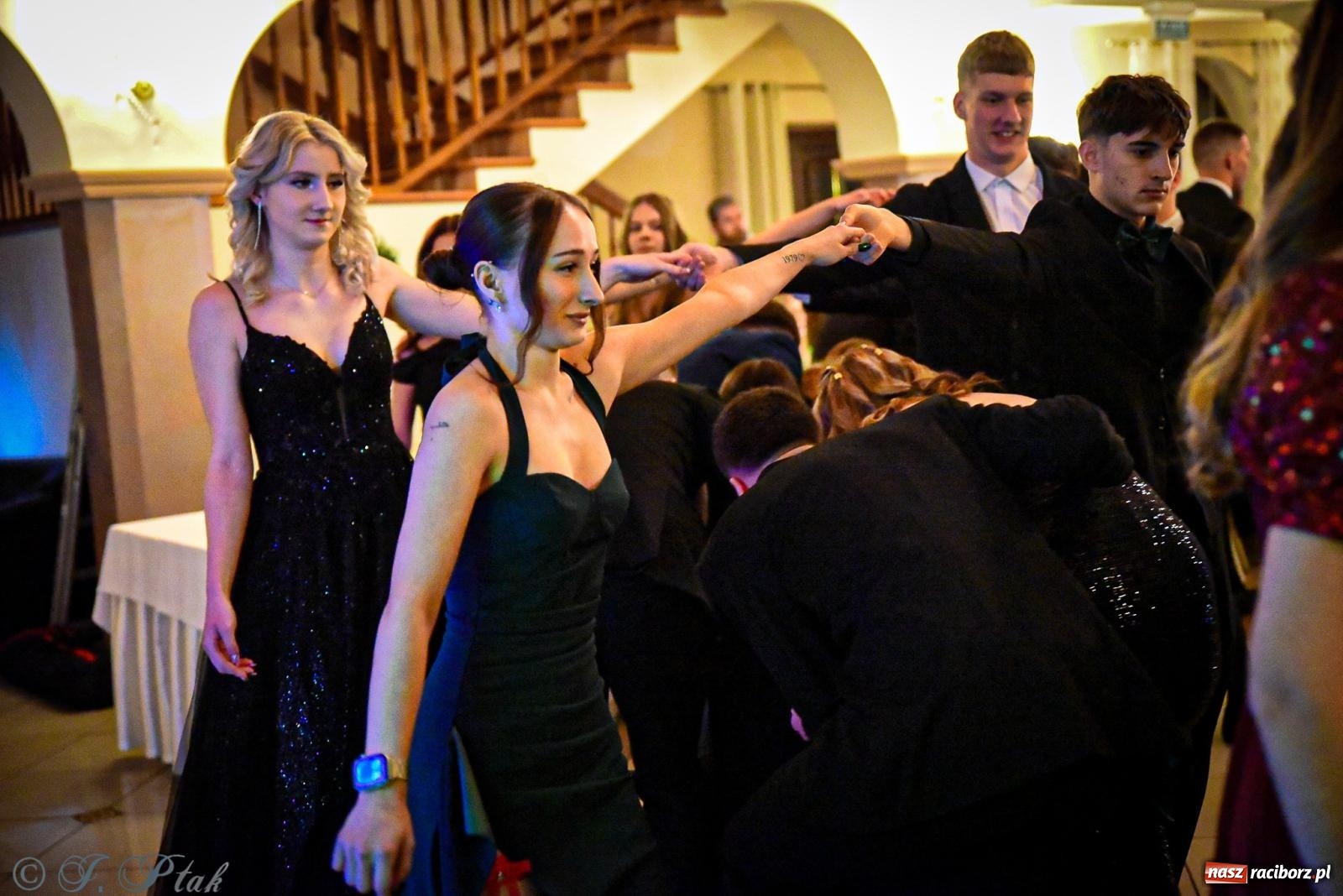 Zdjęcie w galerii na portalu naszraciborz.pl: Poloneza czas zacząć! Studniówka ZSOMS w Raciborzu [FOTO i WIDEO] wiadomości z regionu