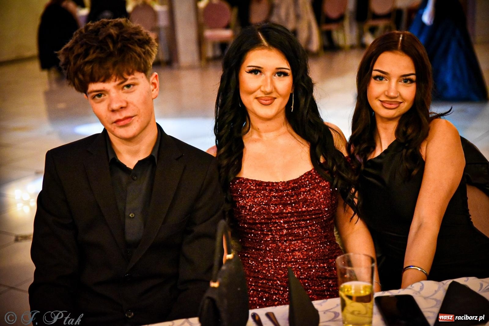 Zdjęcie w galerii na portalu naszraciborz.pl: Poloneza czas zacząć! Studniówka ZSOMS w Raciborzu [FOTO i WIDEO] wiadomości z regionu