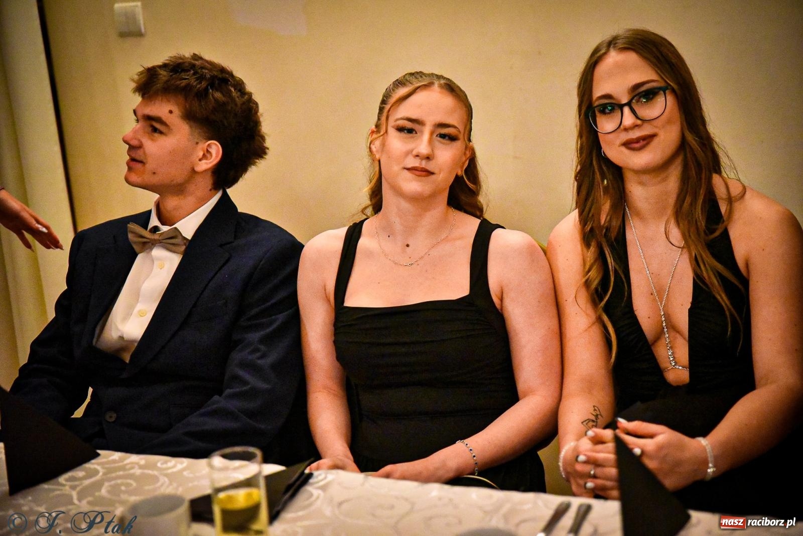 Zdjęcie w galerii na portalu naszraciborz.pl: Poloneza czas zacząć! Studniówka ZSOMS w Raciborzu [FOTO i WIDEO] wiadomości z regionu