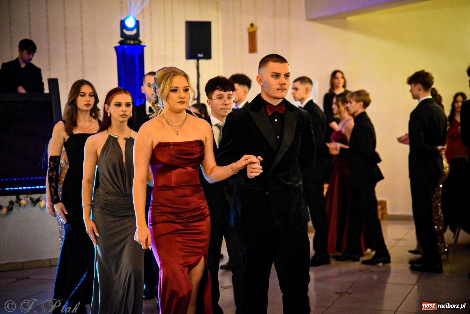 Zdjęcie w galerii na portalu naszraciborz.pl: Poloneza czas zacząć! Studniówka ZSOMS w Raciborzu [FOTO i WIDEO] wiadomości z regionu