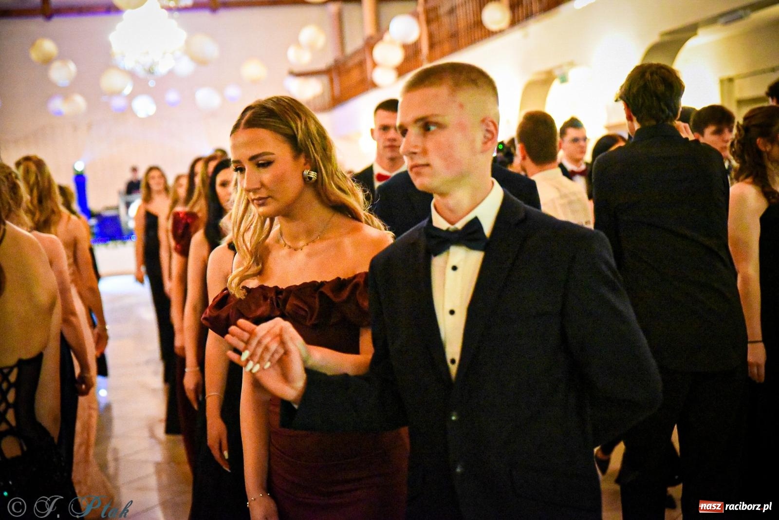 Zdjęcie w galerii na portalu naszraciborz.pl: Poloneza czas zacząć! Studniówka ZSOMS w Raciborzu [FOTO i WIDEO] wiadomości z regionu