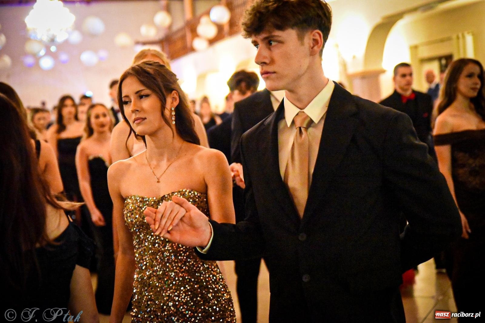 Zdjęcie w galerii na portalu naszraciborz.pl: Poloneza czas zacząć! Studniówka ZSOMS w Raciborzu [FOTO i WIDEO] wiadomości z regionu