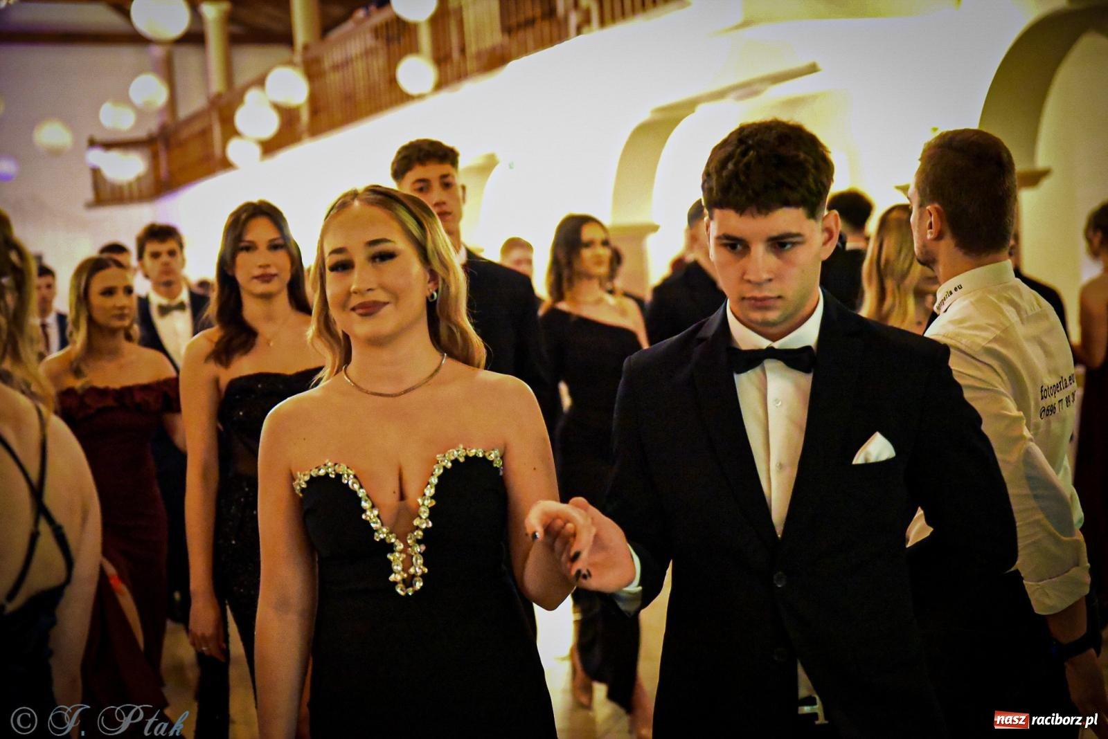 Zdjęcie w galerii na portalu naszraciborz.pl: Poloneza czas zacząć! Studniówka ZSOMS w Raciborzu [FOTO i WIDEO] wiadomości z regionu