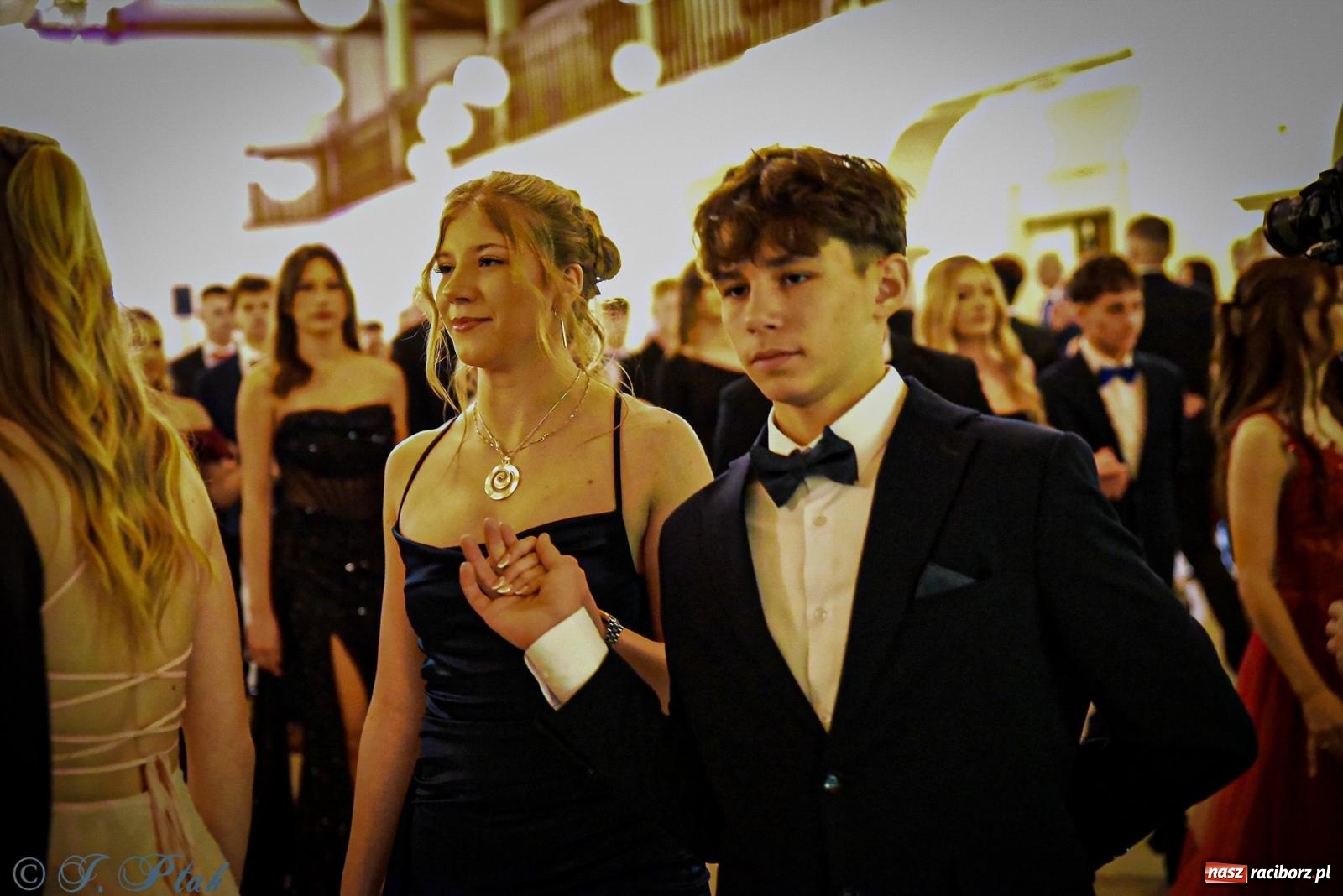 Zdjęcie w galerii na portalu naszraciborz.pl: Poloneza czas zacząć! Studniówka ZSOMS w Raciborzu [FOTO i WIDEO] wiadomości z regionu