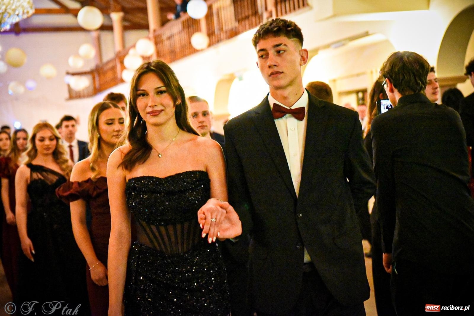 Zdjęcie w galerii na portalu naszraciborz.pl: Poloneza czas zacząć! Studniówka ZSOMS w Raciborzu [FOTO i WIDEO] wiadomości z regionu