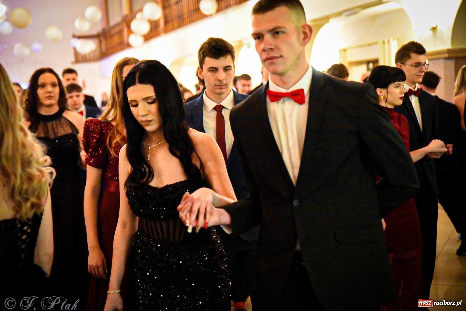 Zdjęcie w galerii na portalu naszraciborz.pl: Poloneza czas zacząć! Studniówka ZSOMS w Raciborzu [FOTO i WIDEO] wiadomości z regionu