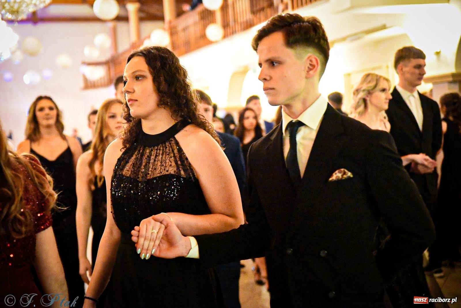 Zdjęcie w galerii na portalu naszraciborz.pl: Poloneza czas zacząć! Studniówka ZSOMS w Raciborzu [FOTO i WIDEO] wiadomości z regionu