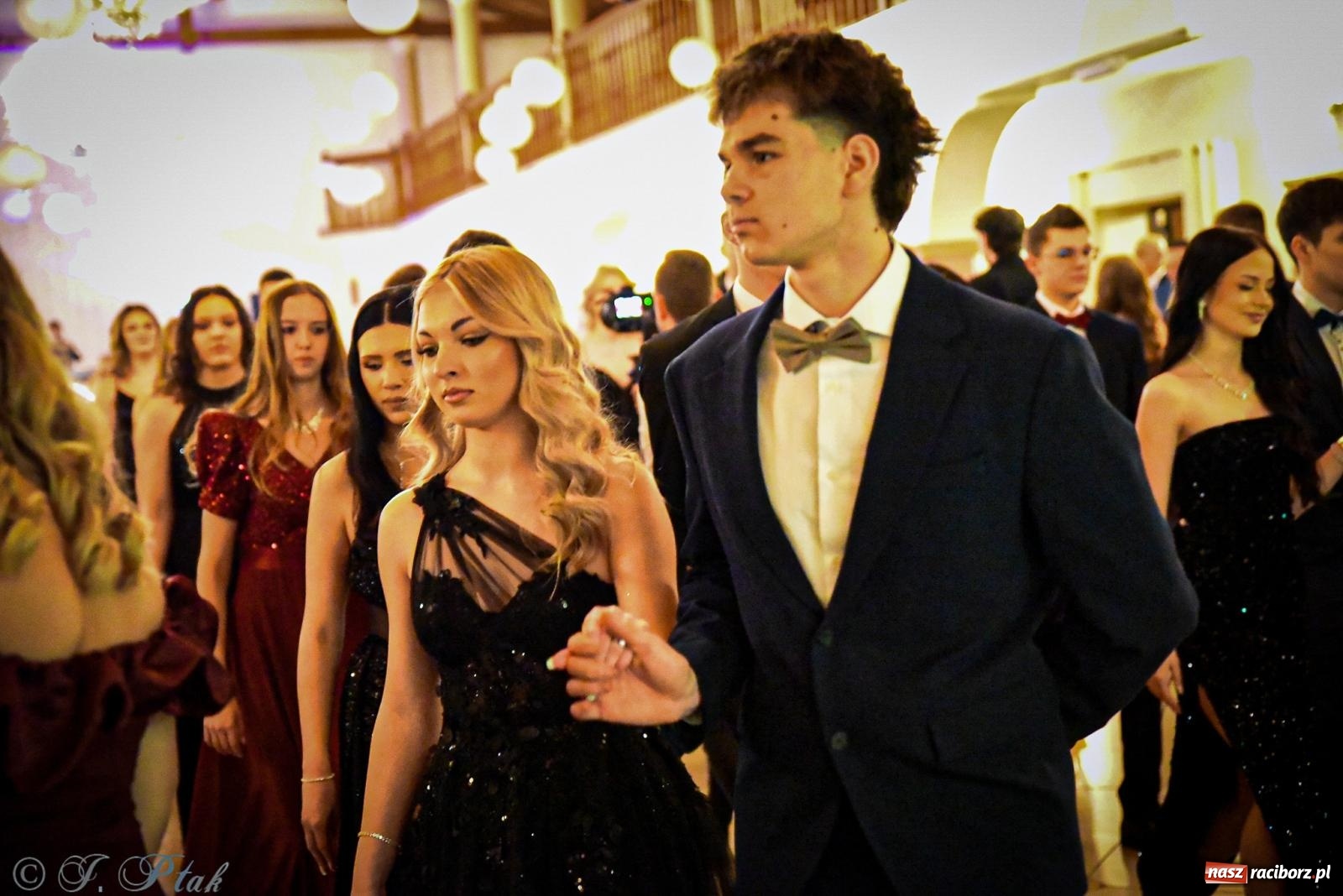 Zdjęcie w galerii na portalu naszraciborz.pl: Poloneza czas zacząć! Studniówka ZSOMS w Raciborzu [FOTO i WIDEO] wiadomości z regionu