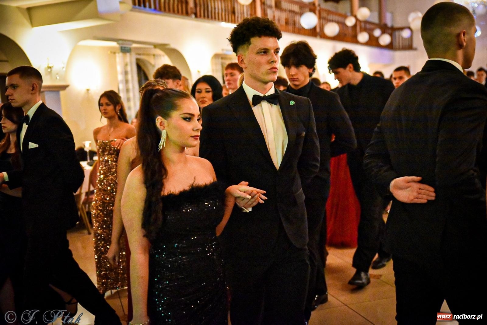 Zdjęcie w galerii na portalu naszraciborz.pl: Poloneza czas zacząć! Studniówka ZSOMS w Raciborzu [FOTO i WIDEO] wiadomości z regionu