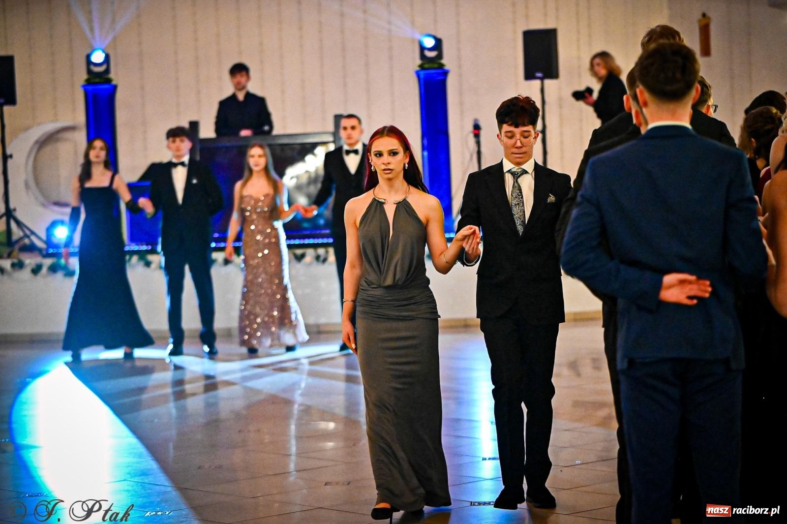 Zdjęcie w galerii na portalu naszraciborz.pl: Poloneza czas zacząć! Studniówka ZSOMS w Raciborzu [FOTO i WIDEO] wiadomości z regionu