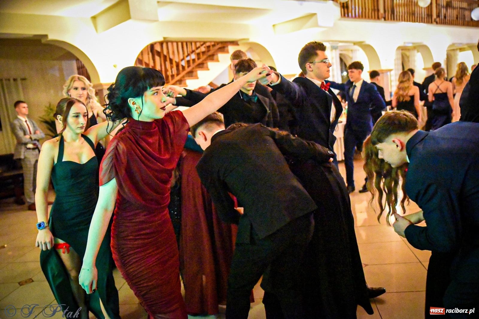 Zdjęcie w galerii na portalu naszraciborz.pl: Poloneza czas zacząć! Studniówka ZSOMS w Raciborzu [FOTO i WIDEO] wiadomości z regionu