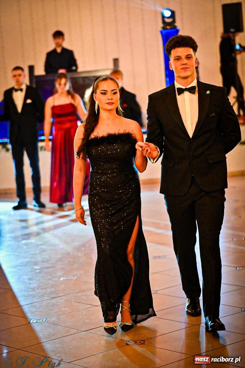 Zdjęcie w galerii na portalu naszraciborz.pl: Poloneza czas zacząć! Studniówka ZSOMS w Raciborzu [FOTO i WIDEO] wiadomości z regionu