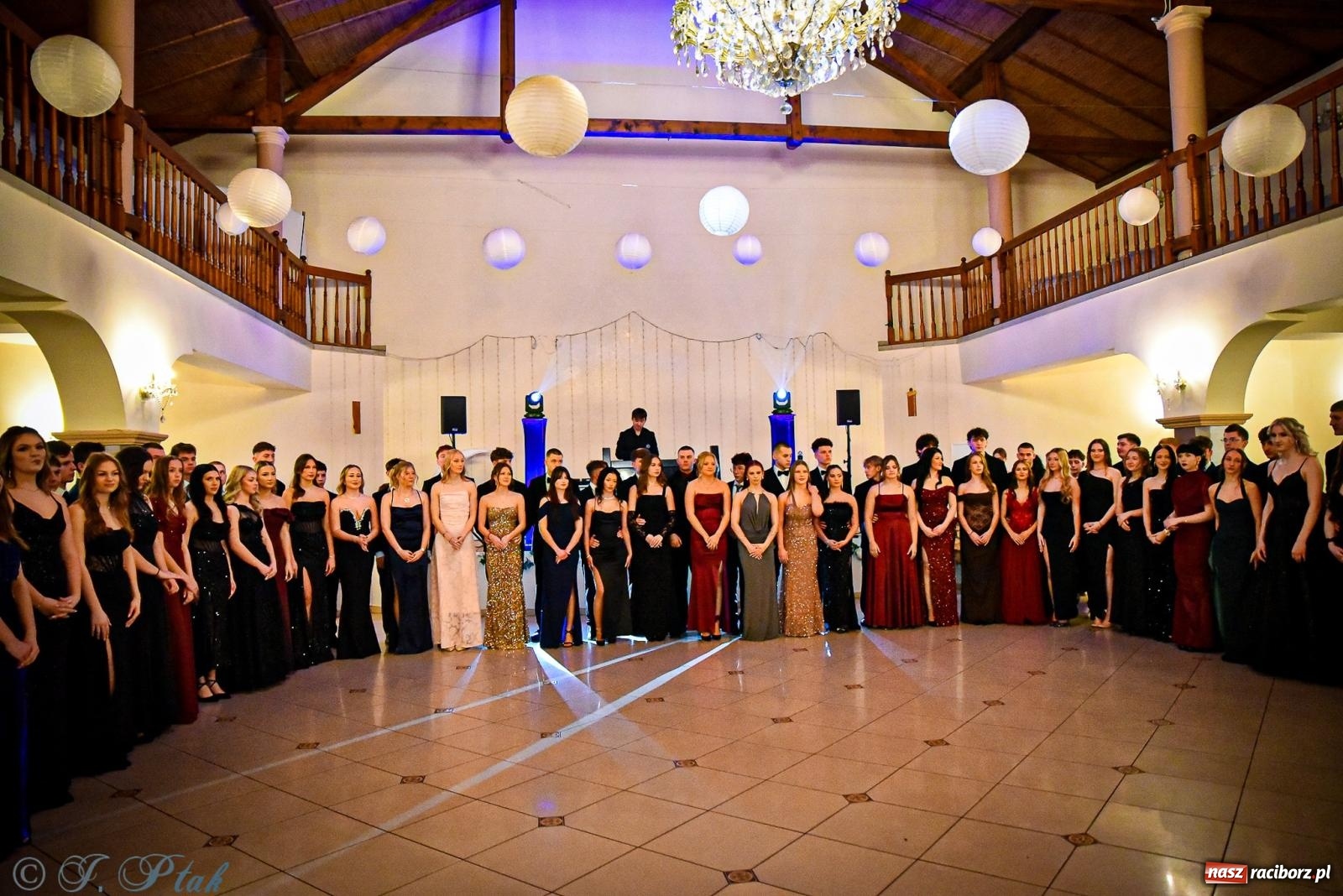 Zdjęcie w galerii na portalu naszraciborz.pl: Poloneza czas zacząć! Studniówka ZSOMS w Raciborzu [FOTO i WIDEO] wiadomości z regionu