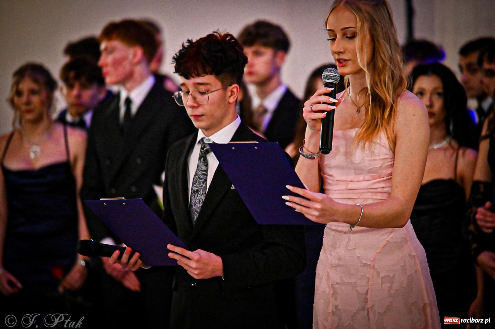 Zdjęcie w galerii na portalu naszraciborz.pl: Poloneza czas zacząć! Studniówka ZSOMS w Raciborzu [FOTO i WIDEO] wiadomości z regionu