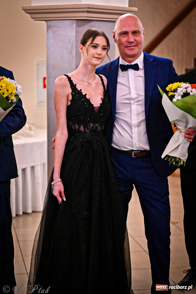 Zdjęcie w galerii na portalu naszraciborz.pl: Poloneza czas zacząć! Studniówka ZSOMS w Raciborzu [FOTO i WIDEO] wiadomości z regionu