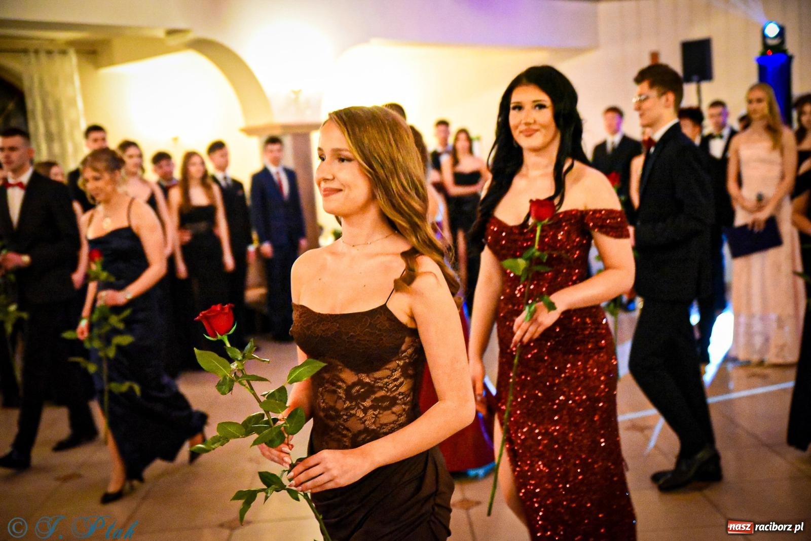 Zdjęcie w galerii na portalu naszraciborz.pl: Poloneza czas zacząć! Studniówka ZSOMS w Raciborzu [FOTO i WIDEO] wiadomości z regionu