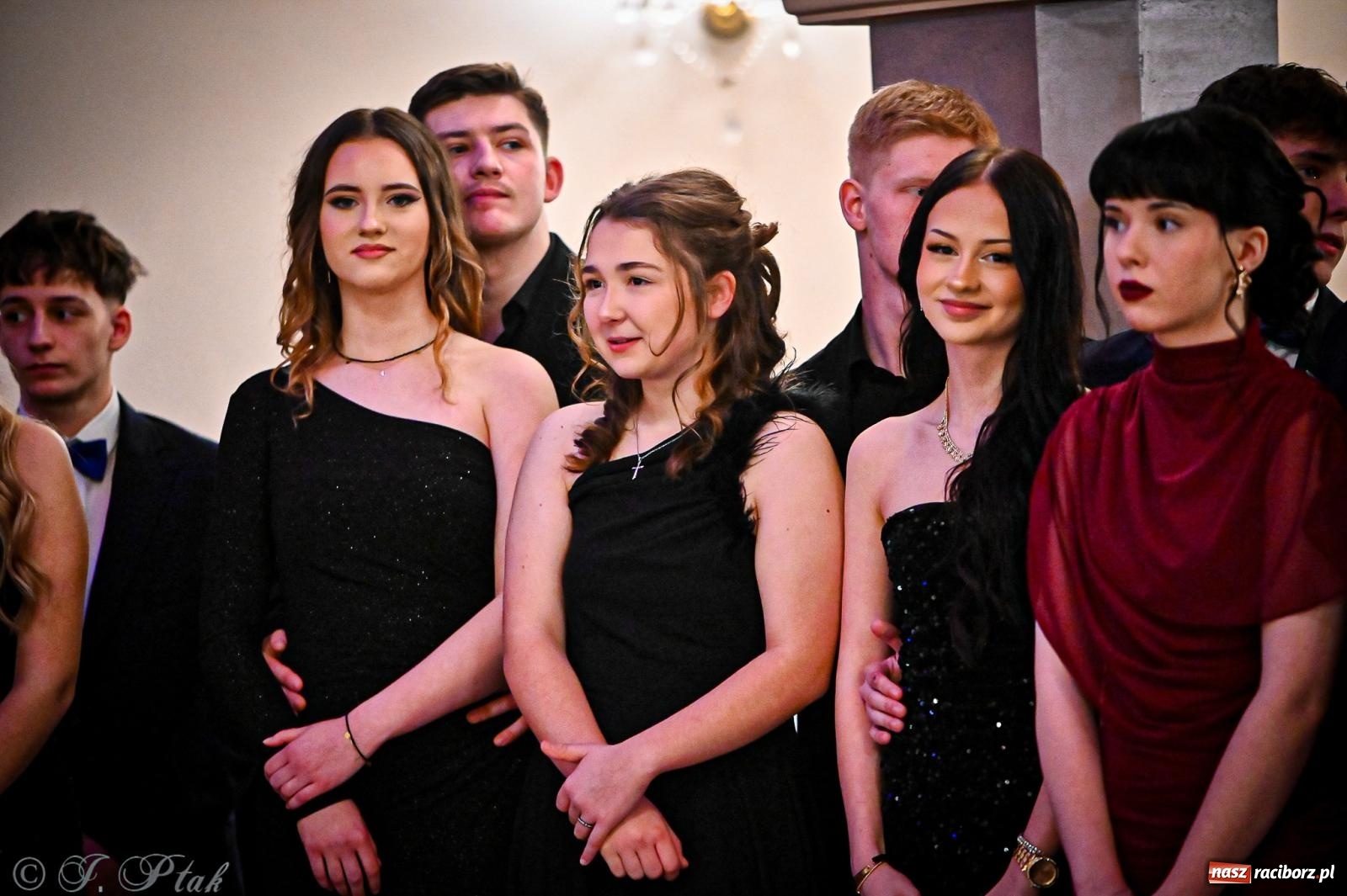 Zdjęcie w galerii na portalu naszraciborz.pl: Poloneza czas zacząć! Studniówka ZSOMS w Raciborzu [FOTO i WIDEO] wiadomości z regionu