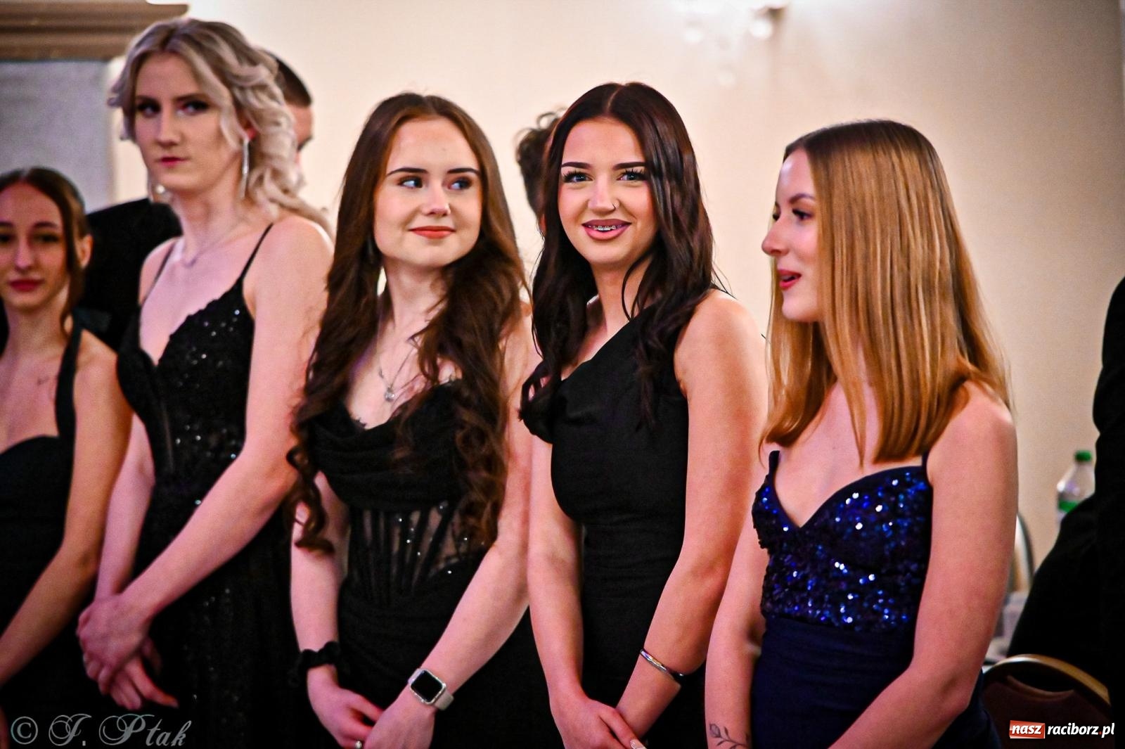 Zdjęcie w galerii na portalu naszraciborz.pl: Poloneza czas zacząć! Studniówka ZSOMS w Raciborzu [FOTO i WIDEO] wiadomości z regionu