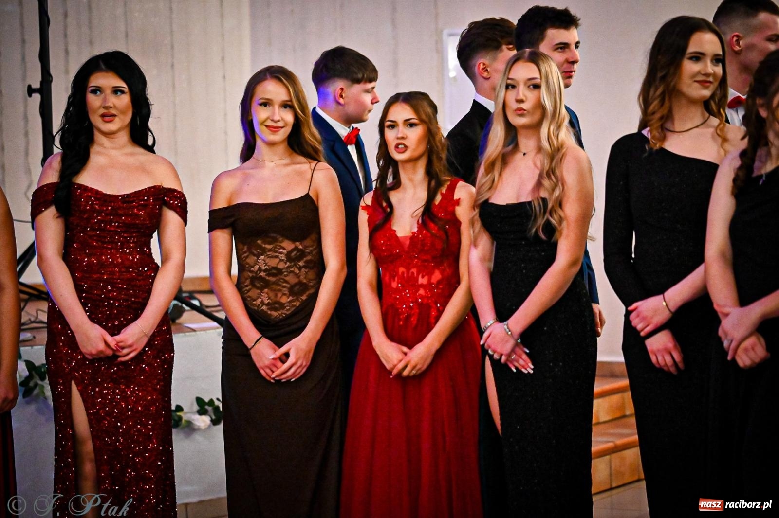 Zdjęcie w galerii na portalu naszraciborz.pl: Poloneza czas zacząć! Studniówka ZSOMS w Raciborzu [FOTO i WIDEO] wiadomości z regionu