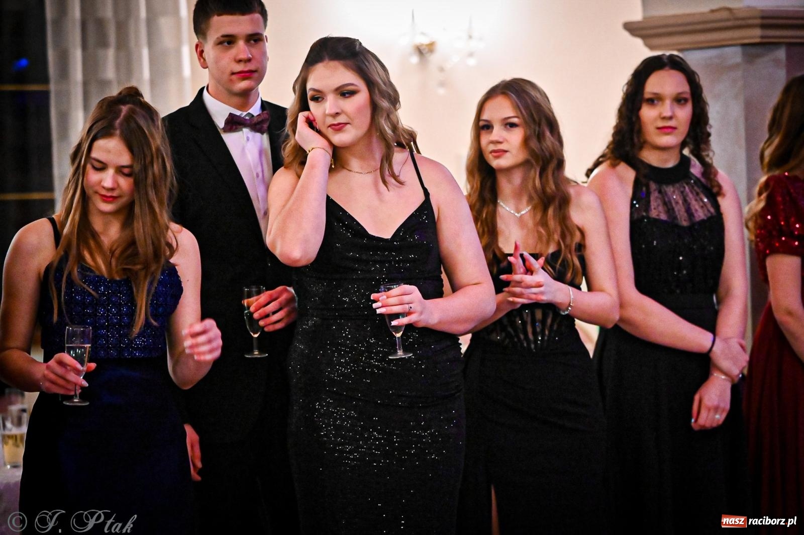 Zdjęcie w galerii na portalu naszraciborz.pl: Poloneza czas zacząć! Studniówka ZSOMS w Raciborzu [FOTO i WIDEO] wiadomości z regionu