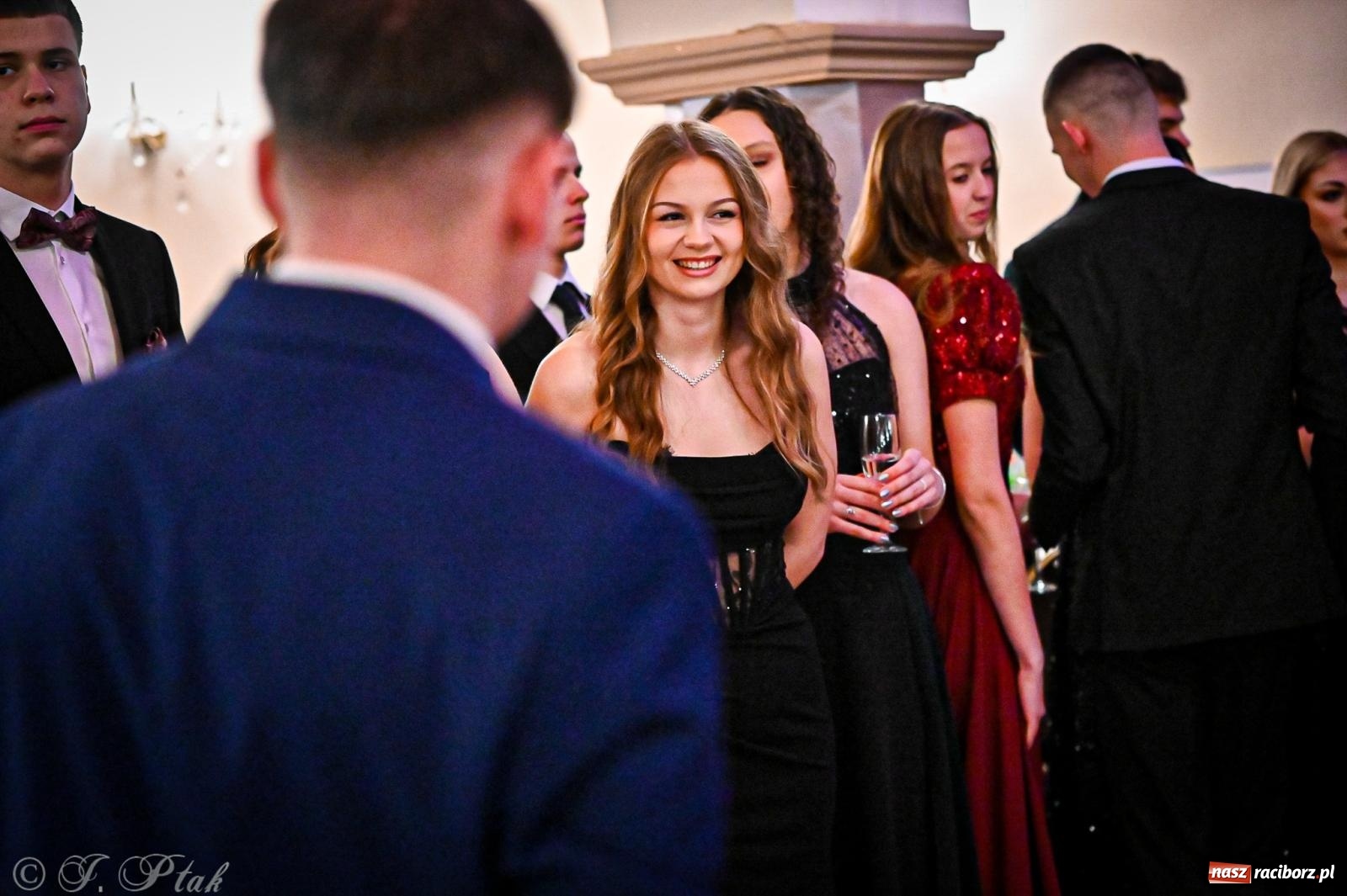 Zdjęcie w galerii na portalu naszraciborz.pl: Poloneza czas zacząć! Studniówka ZSOMS w Raciborzu [FOTO i WIDEO] wiadomości z regionu