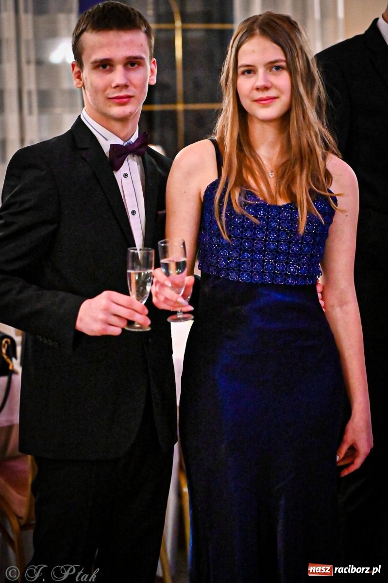 Zdjęcie w galerii na portalu naszraciborz.pl: Poloneza czas zacząć! Studniówka ZSOMS w Raciborzu [FOTO i WIDEO] wiadomości z regionu