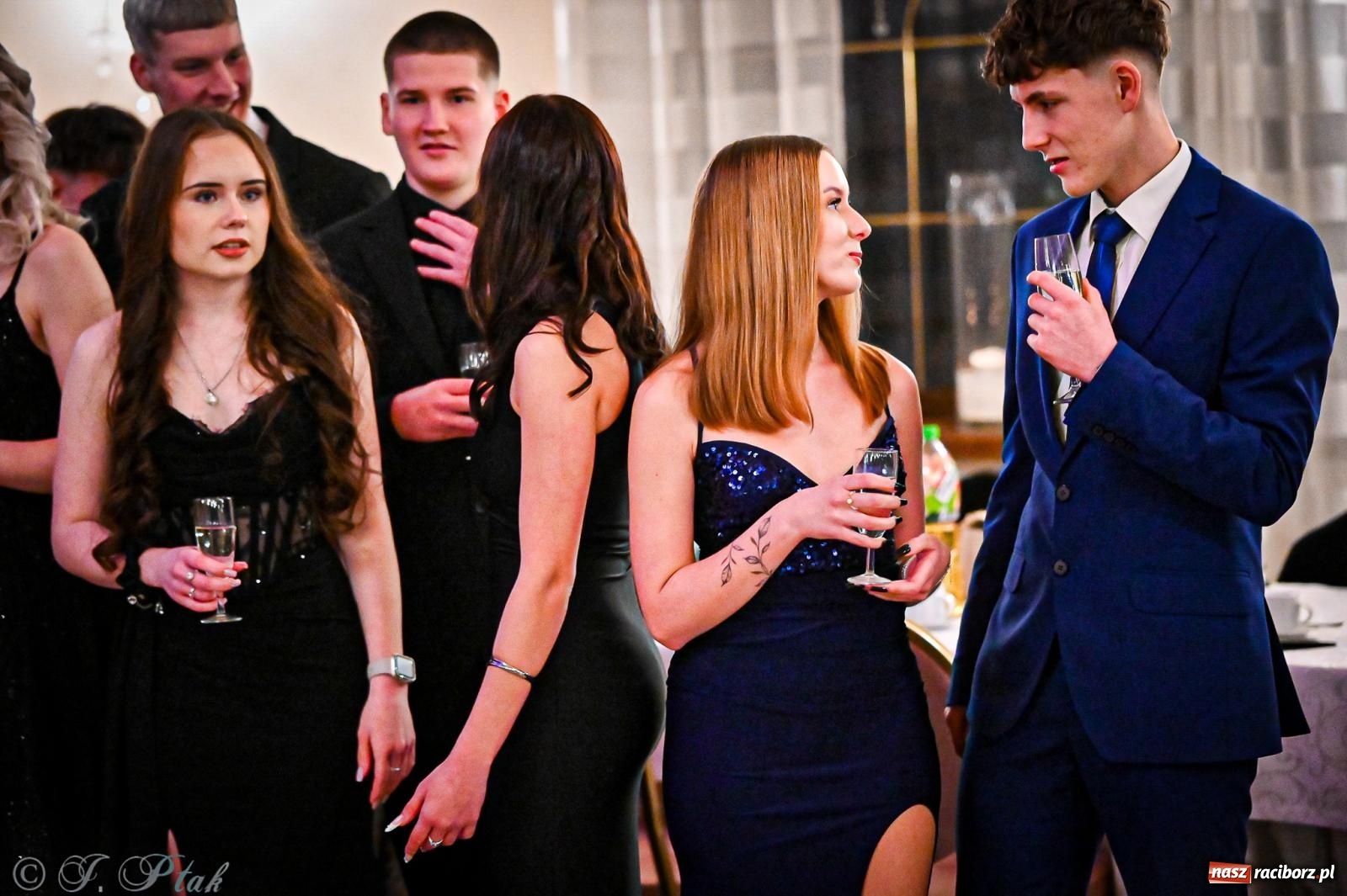 Zdjęcie w galerii na portalu naszraciborz.pl: Poloneza czas zacząć! Studniówka ZSOMS w Raciborzu [FOTO i WIDEO] wiadomości z regionu