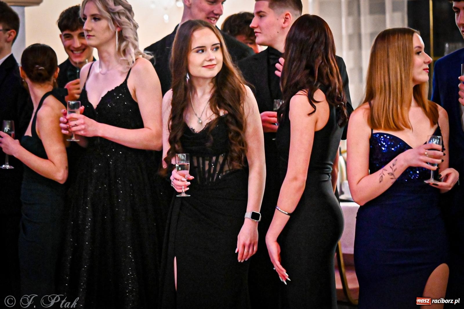 Zdjęcie w galerii na portalu naszraciborz.pl: Poloneza czas zacząć! Studniówka ZSOMS w Raciborzu [FOTO i WIDEO] wiadomości z regionu