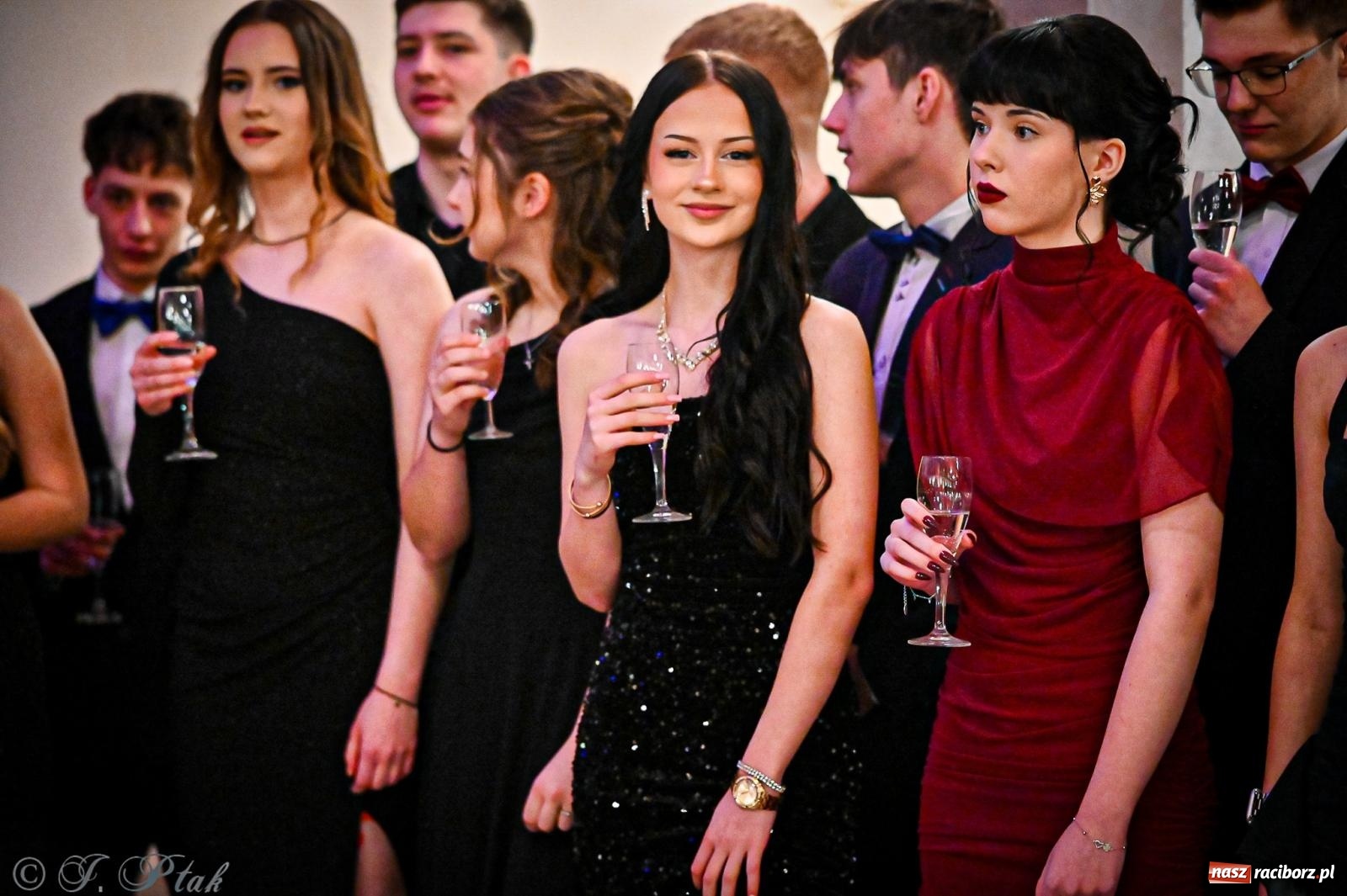 Zdjęcie w galerii na portalu naszraciborz.pl: Poloneza czas zacząć! Studniówka ZSOMS w Raciborzu [FOTO i WIDEO] wiadomości z regionu