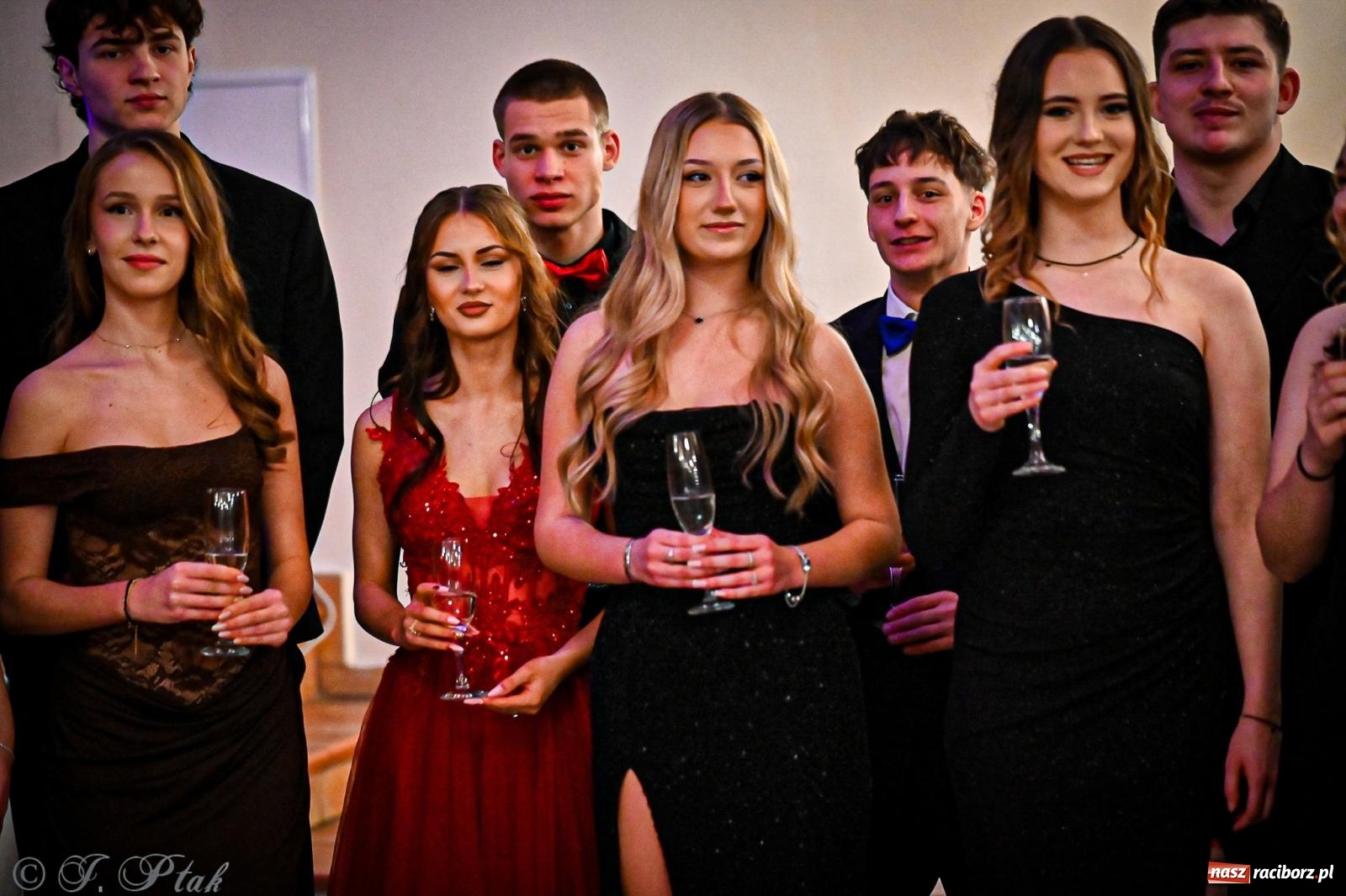 Zdjęcie w galerii na portalu naszraciborz.pl: Poloneza czas zacząć! Studniówka ZSOMS w Raciborzu [FOTO i WIDEO] wiadomości z regionu