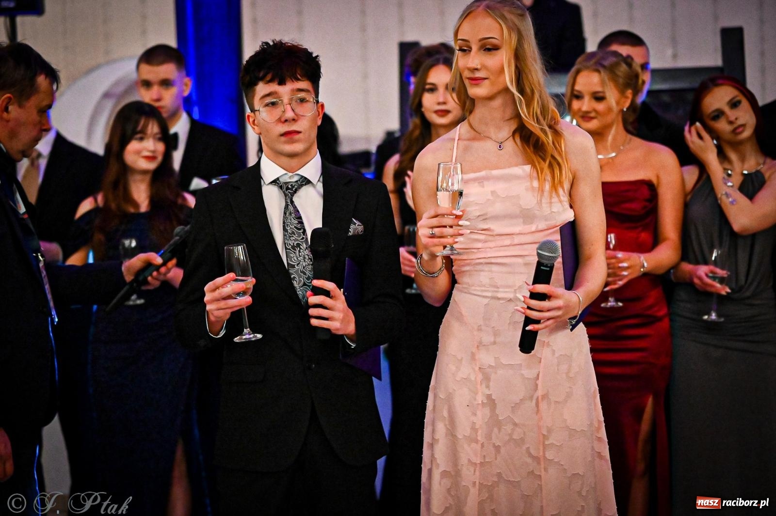 Zdjęcie w galerii na portalu naszraciborz.pl: Poloneza czas zacząć! Studniówka ZSOMS w Raciborzu [FOTO i WIDEO] wiadomości z regionu