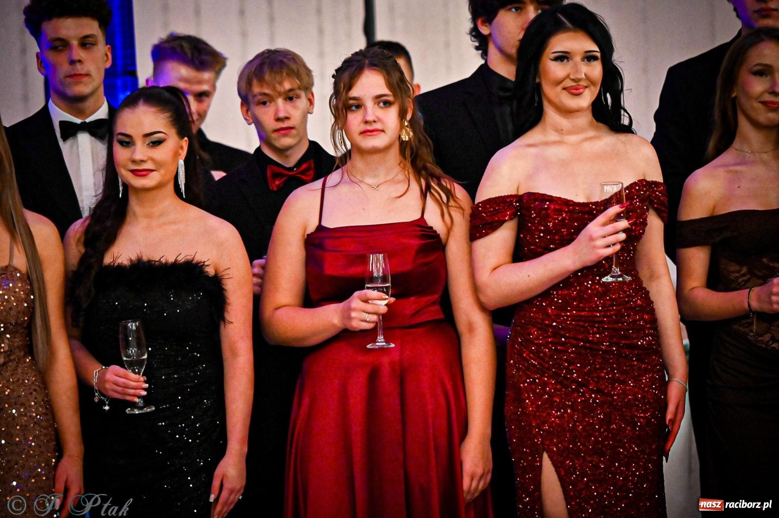 Zdjęcie w galerii na portalu naszraciborz.pl: Poloneza czas zacząć! Studniówka ZSOMS w Raciborzu [FOTO i WIDEO] wiadomości z regionu