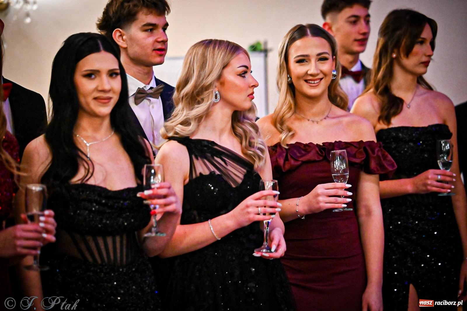 Zdjęcie w galerii na portalu naszraciborz.pl: Poloneza czas zacząć! Studniówka ZSOMS w Raciborzu [FOTO i WIDEO] wiadomości z regionu