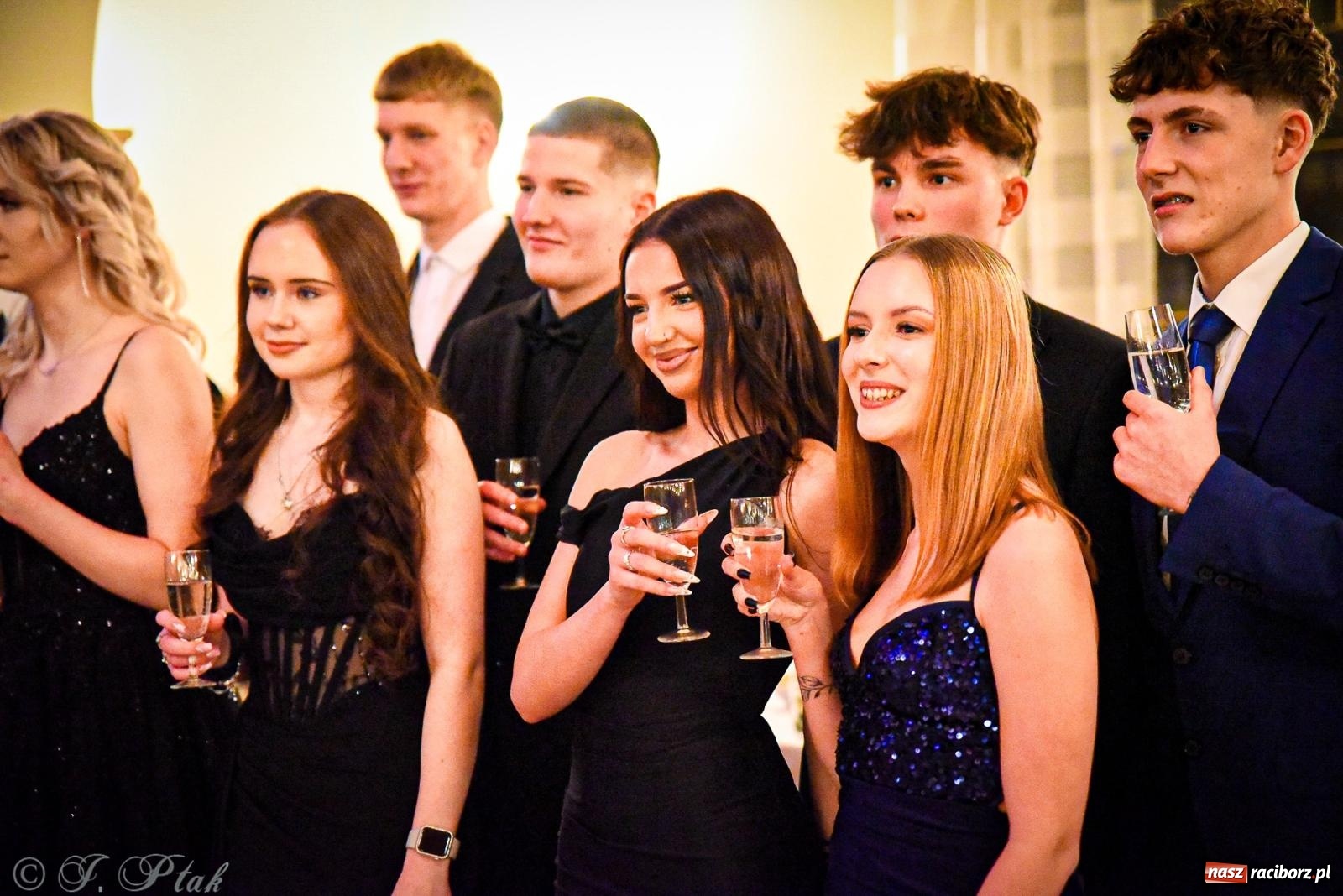 Zdjęcie w galerii na portalu naszraciborz.pl: Poloneza czas zacząć! Studniówka ZSOMS w Raciborzu [FOTO i WIDEO] wiadomości z regionu