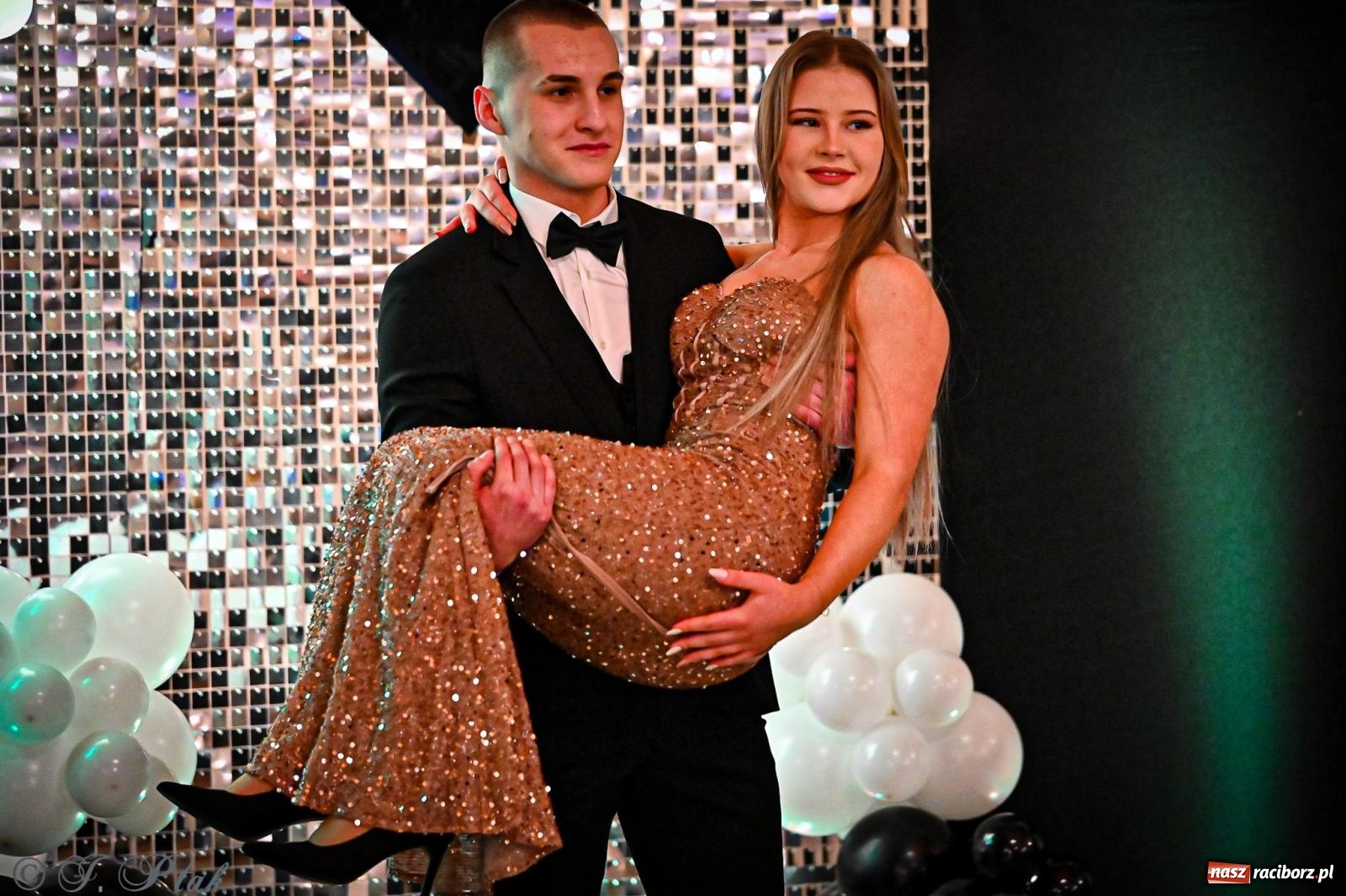 Zdjęcie w galerii na portalu naszraciborz.pl: Poloneza czas zacząć! Studniówka ZSOMS w Raciborzu [FOTO i WIDEO] wiadomości z regionu