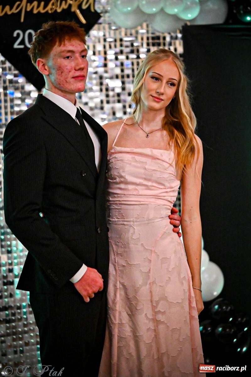 Zdjęcie w galerii na portalu naszraciborz.pl: Poloneza czas zacząć! Studniówka ZSOMS w Raciborzu [FOTO i WIDEO] wiadomości z regionu