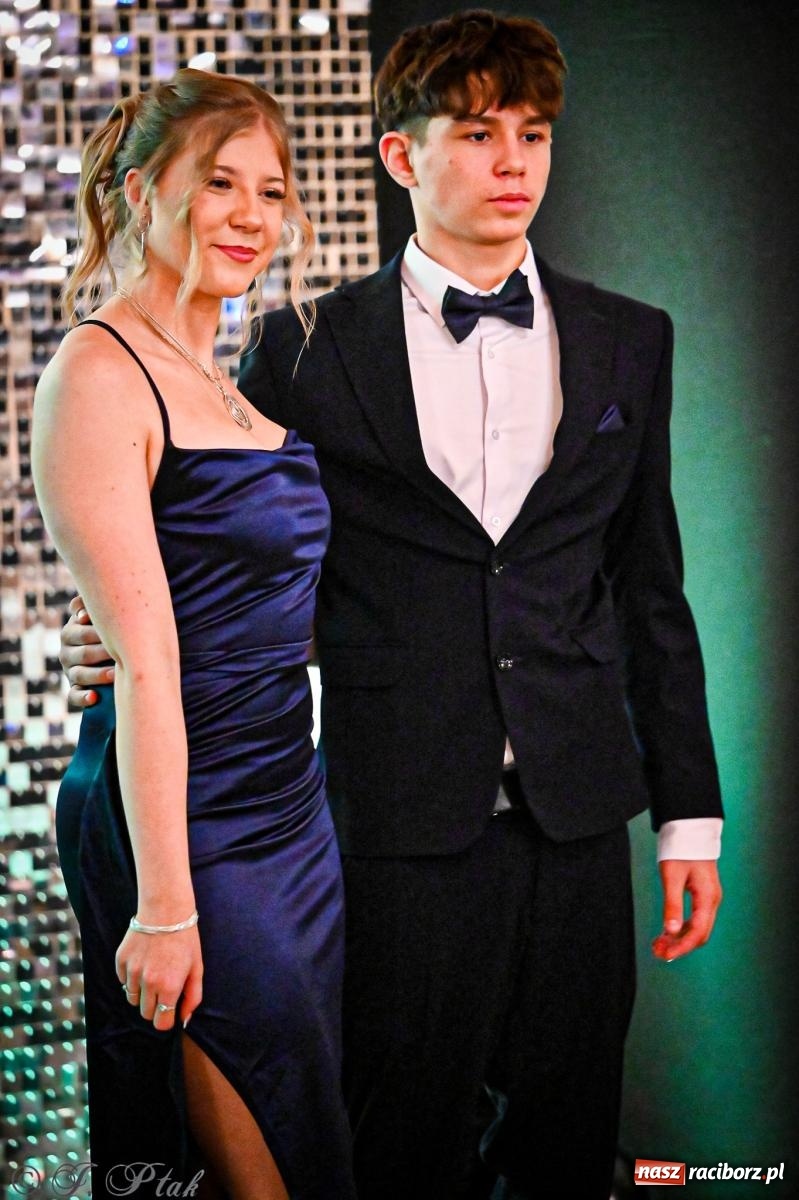 Zdjęcie w galerii na portalu naszraciborz.pl: Poloneza czas zacząć! Studniówka ZSOMS w Raciborzu [FOTO i WIDEO] wiadomości z regionu