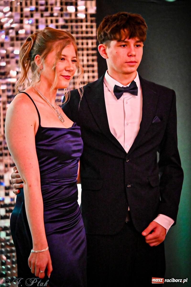 Zdjęcie w galerii na portalu naszraciborz.pl: Poloneza czas zacząć! Studniówka ZSOMS w Raciborzu [FOTO i WIDEO] wiadomości z regionu