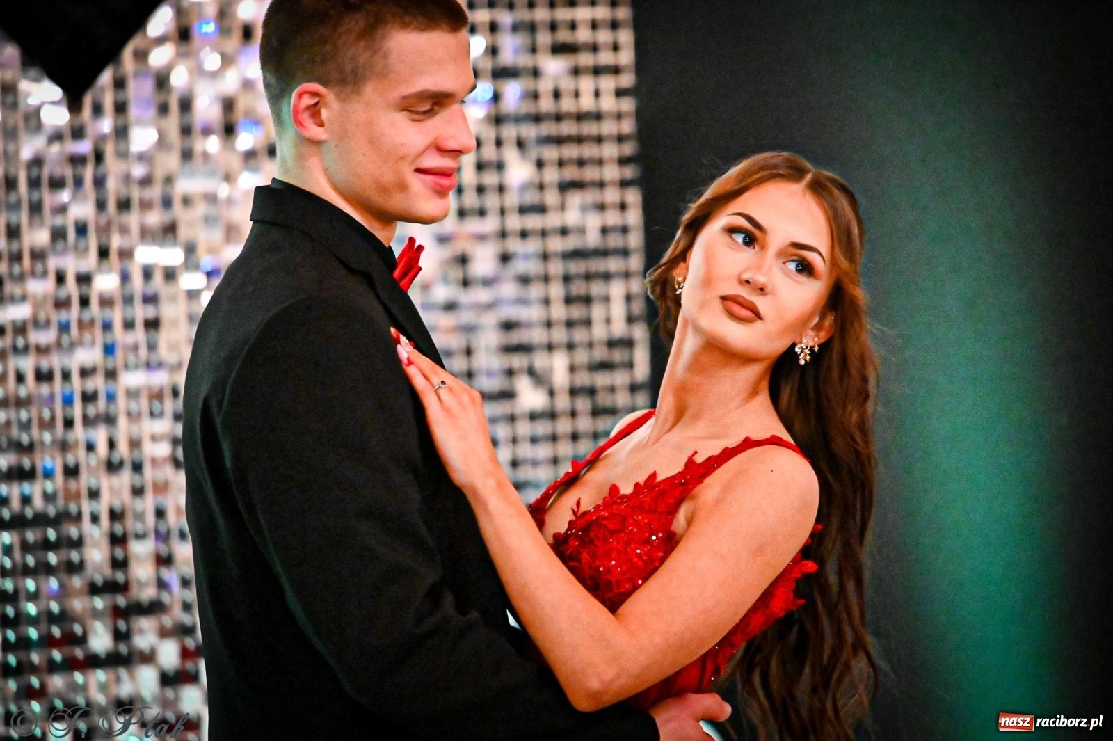 Zdjęcie w galerii na portalu naszraciborz.pl: Poloneza czas zacząć! Studniówka ZSOMS w Raciborzu [FOTO i WIDEO] wiadomości z regionu