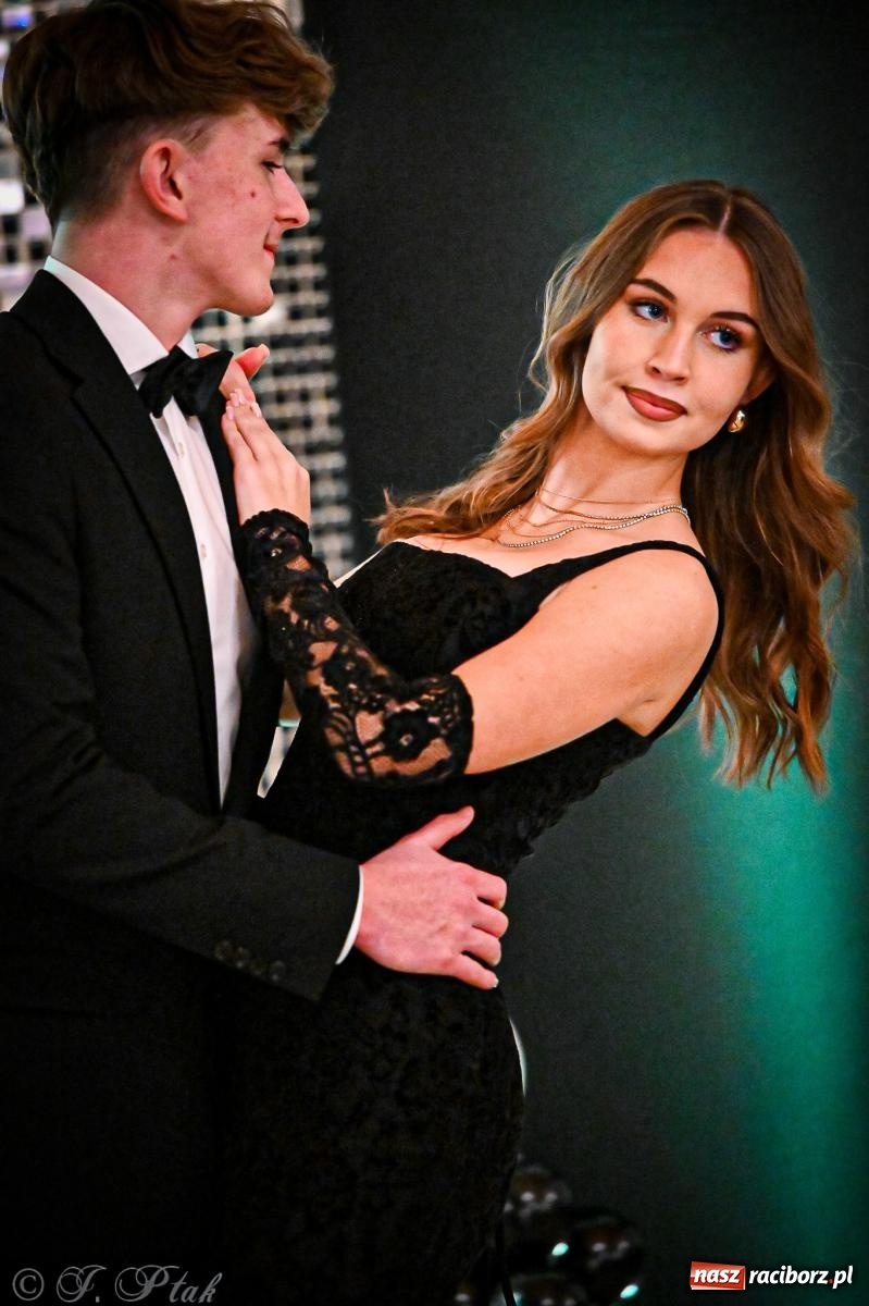 Zdjęcie w galerii na portalu naszraciborz.pl: Poloneza czas zacząć! Studniówka ZSOMS w Raciborzu [FOTO i WIDEO] wiadomości z regionu